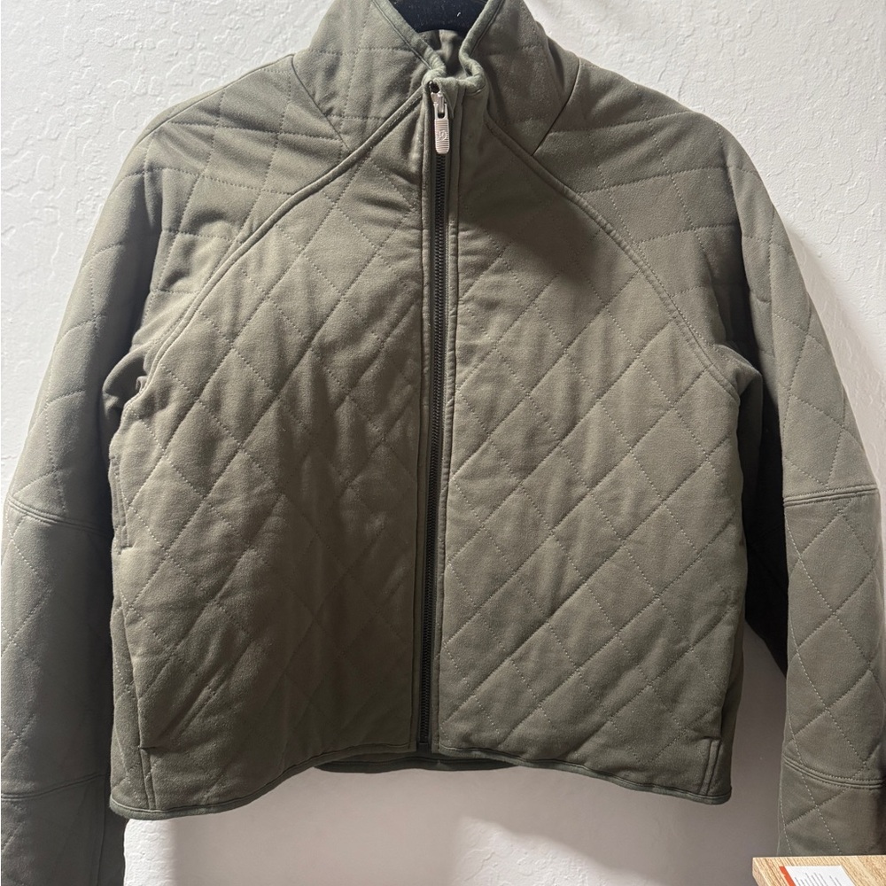 New* Lululemon Women’s Quilted Olive Green Jacket - Picture 3 of 3